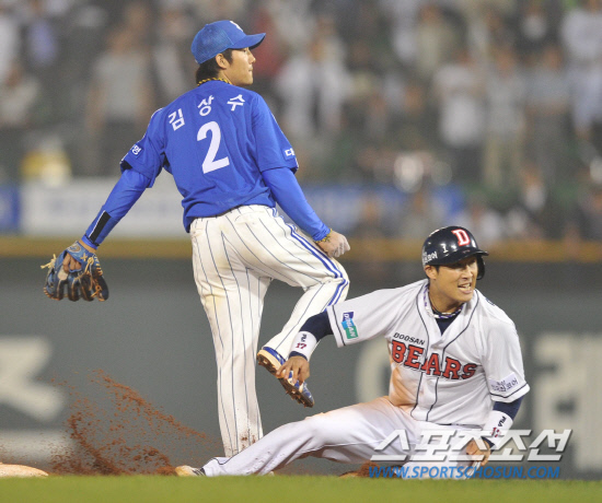 
	11�� ��ǿ��� ���� ���ξ߱� �÷��̿��� 4���� �λ�-�Ｚ ��� 4ȸ�� ���� ���翡�� �ս����� ����Ÿ�� ������ �ִ�. 2�翡�� ���� �ƿ��Ǵ� ����ö.

���=������ ���� songs@sportschosun.com


