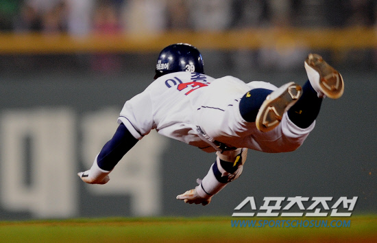 
	2010,10,11

PO 4���� �λ�-�Ｚ

�������� ���� ���� �������� ����ƴ�.

11�� ��ǿ��� ������ �λ�� �Ｚ�� PO 4�������� �������� 4ȸ�� ����Ÿ�ڷ� ���� �ű⿡ ����� ������������ ��Ÿ�� �ƴ�. ���ͼ��� �������� ���� ������ ������ �������� 1�纣�̽��� ���� 2����� �������� �� �� ���� ���� �����̵����� 2��Ÿ�� ����� �´�..

���=������ ���� basser@sportschosun.com


