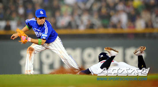 
	2010,10,11

PO 4���� �λ�-�Ｚ

�������� ���� ���� �������� ����ƴ�.

11�� ��ǿ��� ������ �λ�� �Ｚ�� PO 4�������� �������� 4ȸ�� ����Ÿ�ڷ� ���� �ű⿡ ����� ������������ ��Ÿ�� �ƴ�. ���ͼ��� �������� ���� ������ ������ �������� 1�纣�̽��� ���� 2����� �������� �� �� ���� ���� �����̵����� 2��Ÿ�� ����� �´�..

���=������ ���� basser@sportschosun.com


