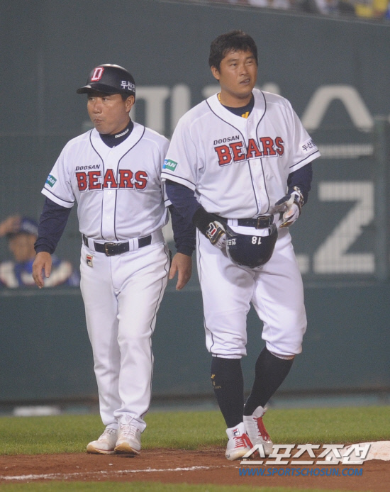 
	����������

2010�� 10�� 11��

11�� ��ǿ��� ���� �Ｚ�� �λ��� �÷��̿��� 4�������� 4ȸ�� ���ؼ��� ��Ÿ�� 3�縦 ���� �赿�ְ� ���� �ٸ��� ������ �����ϰ� �ִ�.

���= ���� ���� kyungmin@sportschosun.com


