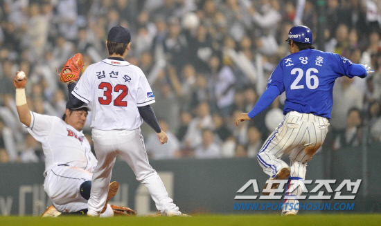 
	11�� ��ǿ��� ���� ���ξ߱� �÷��̿��� 4���� �λ�-�Ｚ ��� 5ȸ�� 2�� 1,2�翡�� �������� 1����� ���� Ÿ���� ġ�� 1�翡�� �������ǰ� �ִ�.

���=������ ���� songs@sportschosun.com


