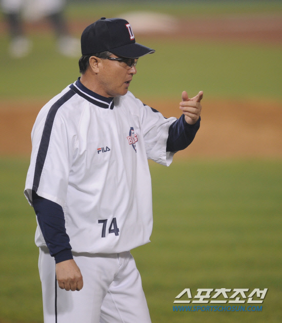 
	����������

2010�� 10�� 11��

11�� ��ǿ��� ���� �Ｚ�� �λ��� �÷��̿��� 4�������� 5ȸ�� 2�� 1,2�缭 �Ｚ �������� Ÿ���� 1�缭 �������� �������� ��湮 ������ ���ϼ� 1��ɿ��� ���ϰ� �����ϰ� �ִ�.

���= ���� ���� kyungmin@sportschosun.com


