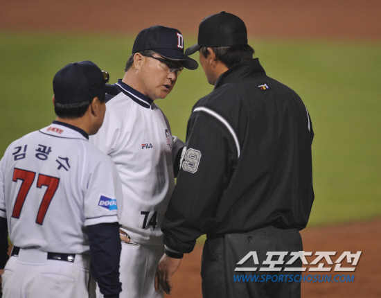 
	����������

2010�� 10�� 11��

11�� ��ǿ��� ���� �Ｚ�� �λ��� �÷��̿��� 4�������� 5ȸ�� 2�� 1,2�缭 �Ｚ �������� Ÿ���� 1�缭 �������� �������� ��湮 ������ ���ϼ� 1��ɿ��� ���ϰ� �����ϰ� �ִ�.

���= ���� ���� kyungmin@sportschosun.com


