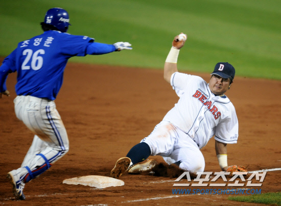 
	11�� ��ǿ��� ���� ���ξ߱� �÷��̿��� 4���� �λ�� �Ｚ�� ��⿡�� 

5�� 2�� 1,2�� ������ 1��� ���� ġ�� ������

���=�ֹ��� ���� deer@sportschosun.com


