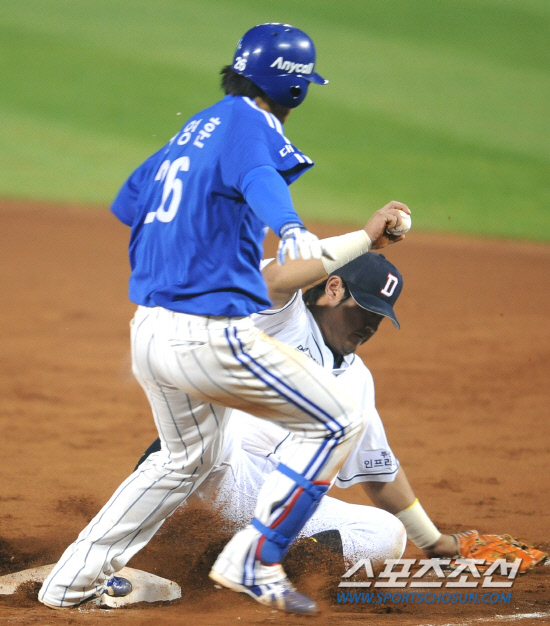 
	11�� ��ǿ��� ���� ���ξ߱� �÷��̿��� 4���� �λ�� �Ｚ�� ��⿡�� 

5�� 2�� 1,2�� ������ 1��� ���� ġ�� ������

���=�ֹ��� ���� deer@sportschosun.com


