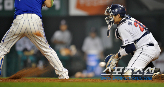 
	2010.10.11/

11�� ��ǿ��� ���� ���ξ߱� �÷��̿��� 4���� �λ�-�Ｚ ��� 5ȸ�� �輱���� �ι��� ������ 2���� �ϴ� �λ�. �������� �Ÿ�ö�� ���� �� �ٽ� ������ ���� ������ ��� �ִ�.

���=������ ���� songs@sportschosun.com


