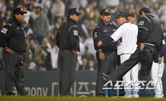 
	2010.10.11/

11�� ��ǿ��� ���� ���ξ߱� �÷��̿��� 4���� �λ�-�Ｚ ��� 5ȸ�� 2�� 1,2�翡�� �Ｚ �������� 1��� �� ���� Ÿ���� ġ�� 1�翡�� ���������� ������ �����ϰ� �ִ� �λ� ��湮 ����.

���=������ ���� songs@sportschosun.com


