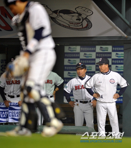 
	2010.10.11/

11�� ��ǿ��� ���� ���ξ߱� �÷��̿��� 4���� �λ�-�Ｚ ��� 5ȸ�� �輱���� �ι��� ������ 2���� �ϴ� �λ�. ��ӵǴ� ������ ��Ÿ��� �ü� ������ ��湮 ����.

���=������ ���� songs@sportschosun.com


