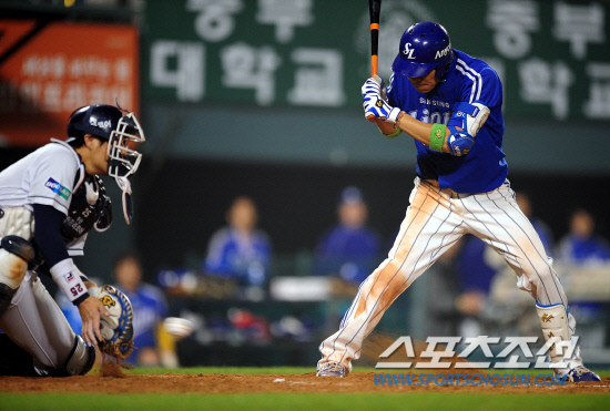 
	2010,10,11

PO 4���� �λ�-�Ｚ

11�� ��ǿ��� ������ �λ�� �Ｚ�� PO 4�������� �߰������� ����忡 �� �輱�찡 ������ 2������ �ߴ�. �輱��� 5ȸ�� 2�� ���翡�� �Ｚ ������� �Ÿ�ö�� ���� ������ �����Ű �鼭 2������ �� �߰ݿ� �� ���� �������.

���=������ ���� basser@sportschosun.com


