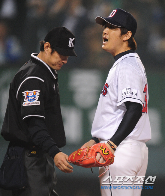 
	2010,10,11

PO 4���� �λ�-�Ｚ

11�� ��ǿ��� ������ �λ�� �Ｚ�� PO 4�������� �߰������� ����忡 �� �輱�찡 ������ 2������ �ߴ�. �輱��� 5ȸ�� 2�� ���翡�� �Ｚ ������� �Ÿ�ö�� ���� ������ �����Ű �鼭 2������ �� �߰ݿ� �� ���� �������.

���=������ ���� basser@sportschosun.com


