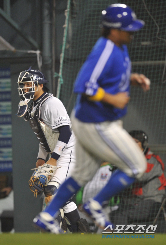 
	2010.10.11/

11�� ��ǿ��� ���� ���ξ߱� �÷��̿��� 4���� �λ�-�Ｚ ��� 5ȸ�� �輱���� �ι��� ������ 2���� �ϴ� �λ�. �Ÿ�ö Ÿ������ �輱���� ������ ���� 3������ �ڼ����� �����ϰ� �ִ�.

���=������ ���� songs@sportschosun.com


