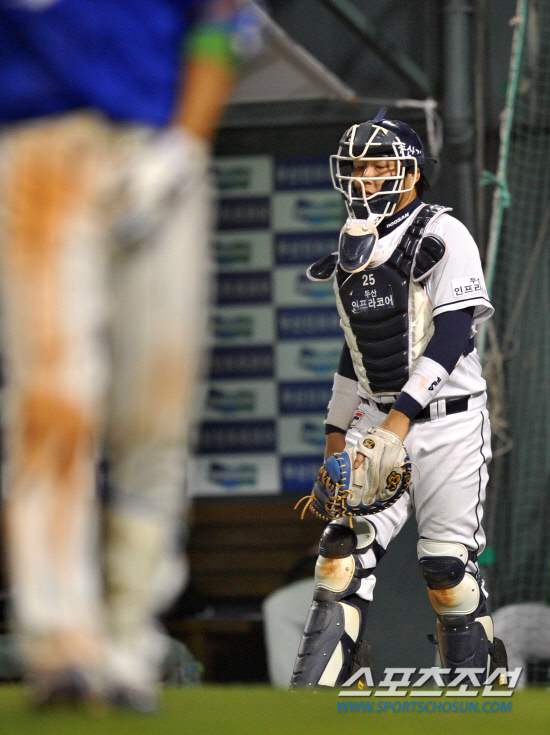 
	2010.10.11/

11�� ��ǿ��� ���� ���ξ߱� �÷��̿��� 4���� �λ�-�Ｚ ��� 5ȸ�� �輱���� �ι��� ������ 2���� �ϴ� �λ�. �Ÿ�ö Ÿ������ �輱���� ������ ���� 3������ �ڼ����� �����ϰ� �ִ�.

���=������ ���� songs@sportschosun.com


