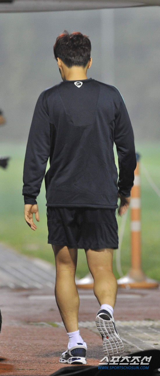 
	���������� 2010.10.11.



�������� 12�� �������� ���ڴ�. �������� 11�� �������� �Ϸ� �յΰ� ����NFC �Ʒÿ� ���� ���� �������� ������ ���������� ȣ���Ͽ� ������ ������ ���� �� �������� �����ϱ�� �����ߴ�.

 ����NFC=�����ʱ��� young@sportschosun.com


