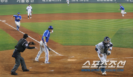 
	11�� ��ǿ��� ���� ���ξ߱� �÷��̿��� 4���� �λ�� �Ｚ�� ��⿡�� 5�� 2�� ���� �Ÿ�ö Ÿ�� ������ 3������ �ڼ��� Ȩ��

���=�ֹ��� ���� deer@sportschosun.com


