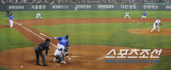 
	11�� ��ǿ��� ���� ���ξ߱� �÷��̿��� 4���� �λ�� �Ｚ�� ��⿡�� 5�� 2�� ���� ������ ��Ʈ����ũ �ƿ� ���ƿ����� 1Ÿ�� 

���=�ֹ��� ���� deer@sportschosun.com


