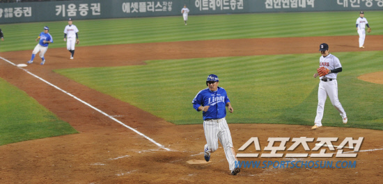 
	11�� ��ǿ��� ���� ���ξ߱� �÷��̿��� 4���� �λ�� �Ｚ�� ��⿡�� 5�� 2�� ���� ������ ��Ʈ����ũ �ƿ� ���ƿ����� 1Ÿ�� 

���=�ֹ��� ���� deer@sportschosun.com


