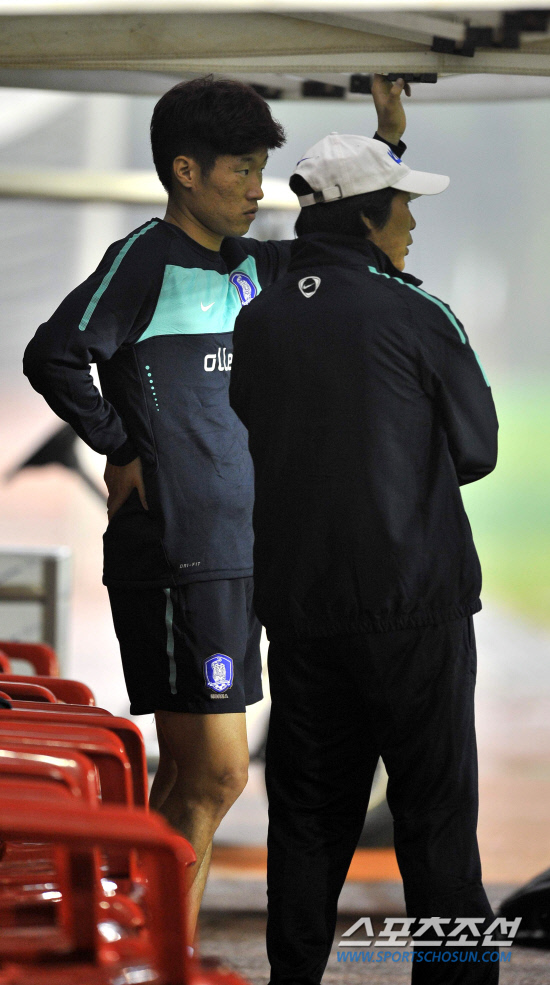 
	���������� 2010.10.11.



�������� 12�� �������� ���ڴ�. �������� 11�� �������� �Ϸ� �յΰ� ����NFC �Ʒÿ� ���� ���� �������� ������ ���������� ȣ���Ͽ� ������ ������ ���� �� �������� �����ϱ�� �����ߴ�.

 ����NFC=�����ʱ��� young@sportschosun.com


