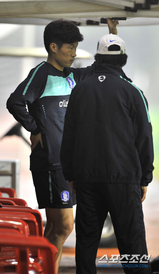 
	���������� 2010.10.11.



�������� 12�� �������� ���ڴ�. �������� 11�� �������� �Ϸ� �յΰ� ����NFC �Ʒÿ� ���� ���� �������� ������ ���������� ȣ���Ͽ� ������ ������ ���� �� �������� �����ϱ�� �����ߴ�.

 ����NFC=�����ʱ��� young@sportschosun.com


