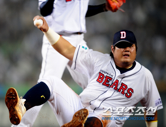 
	2010,10,11

PO 4���� �λ�-�Ｚ

11�� ��ǿ��� ������ �λ�� �Ｚ�� PO 4�������� �λ� 1��� ���ؼ��� ������� ȣ���ߴ�. ���ؼ��� 5ȸ�� �Ｚ �������� 1��� ������ ��ư� ���� �� 1�� ���̽��� ���� ���� �������� ������ ������ �ǰ� ���Ҵ�. �λ� ��湮������ ���ϰ� ���Ǹ� ������ ���������� �ʾҴ�.

���=������ ���� basser@sportschosun.com


