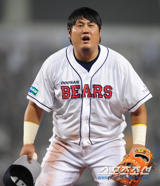 
	2010,10,11

PO 4���� �λ�-�Ｚ

11�� ��ǿ��� ������ �λ�� �Ｚ�� PO 4�������� �λ� 1��� ���ؼ��� ������� ȣ���ߴ�. ���ؼ��� 5ȸ�� �Ｚ �������� 1��� ������ ��ư� ���� �� 1�� ���̽��� ���� ���� �������� ������ ������ �ǰ� ���Ҵ�. �λ� ��湮������ ���ϰ� ���Ǹ� ������ ���������� �ʾҴ�.

���=������ ���� basser@sportschosun.com


