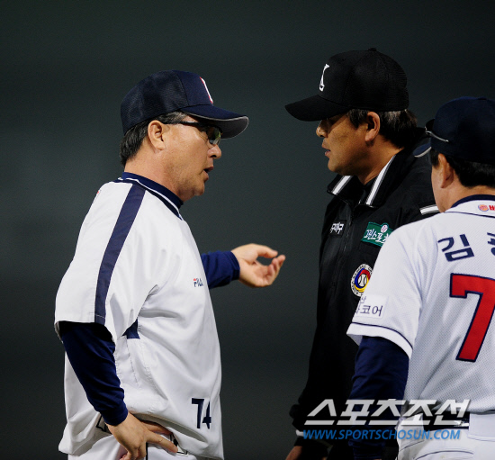 
	2010,10,11

PO 4���� �λ�-�Ｚ

11�� ��ǿ��� ������ �λ�� �Ｚ�� PO 4�������� �λ� 1��� ���ؼ��� ������� ȣ���ߴ�. ���ؼ��� 5ȸ�� �Ｚ �������� 1��� ������ ��ư� ���� �� 1�� ���̽��� ���� ���� �������� ������ ������ �ǰ� ���Ҵ�. �λ� ��湮������ ���ϰ� ���Ǹ� ������ ���������� �ʾҴ�.

���=������ ���� basser@sportschosun.com


