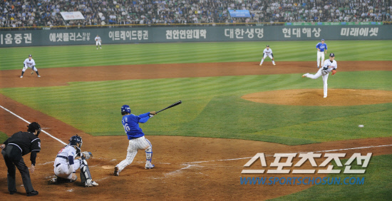 
	11�� ��ǿ��� ���� ���ξ߱� �÷��̿��� 4���� �λ�� �Ｚ�� ��⿡�� 5�� 2�� 1,2�� �������� 1��� ���� ġ�� �������ǰ� �ִ�. 

���=�ֹ��� ���� deer@sportschosun.com


