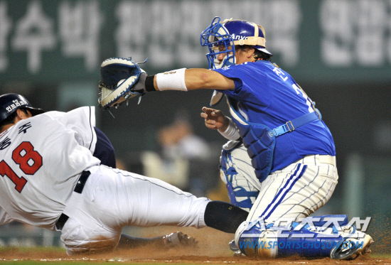 
	2010.10.11/

11�� ��ǿ��� ���� ���ξ߱� �÷��̿��� 4���� �λ�-�Ｚ ��� 6ȸ�� 1�� 1,2�翡�� �ս����� ����Ÿ�� 2������ �赿�ְ� Ȩ���� �⵵������ �Ｚ ������ �������� �±� �ƿ��ǰ� �ִ�. 

���=������ ���� songs@sportschosun.com


