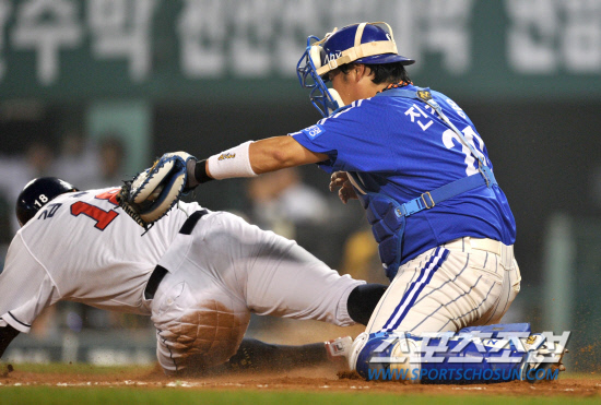 
	2010.10.11/

11�� ��ǿ��� ���� ���ξ߱� �÷��̿��� 4���� �λ�-�Ｚ ��� 6ȸ�� 1�� 1,2�翡�� �ս����� ����Ÿ�� 2������ �赿�ְ� Ȩ���� �⵵������ �Ｚ ������ �������� �±� �ƿ��ǰ� �ִ�. 

���=������ ���� songs@sportschosun.com


