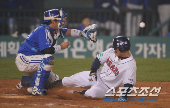 
	����������

2010�� 10�� 11��

11�� ��ǿ��� ���� �Ｚ�� �λ��� �÷��̿��� 4�������� 6ȸ�� 1�� 1,2�缭 2������ �赿�ְ� �ս����� ��Ÿ�� ������ ���� Ȩ�� �������� ���� �������� ȯ���� ����ŷ�� �ƿ��ǰ� �ִ�.

���= ���� ���� kyungmin@sportschosun.com


