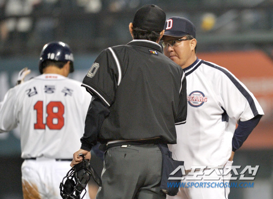 
	2010.10.11/

11�� ��ǿ��� ���� ���ξ߱� �÷��̿��� 4���� �λ�-�Ｚ ��� 6ȸ�� 1�� 1,2�翡�� �ս����� ����Ÿ�� 2������ �赿�ְ� Ȩ���� �⵵������ �Ｚ ������ �������� �±� �ƿ��ǰ� �ִ�. ������ �����ϴ� ��湮 ����

���=������ ���� songs@sportschosun.com


