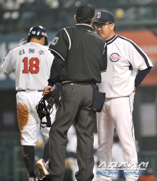 
	2010.10.11/

11�� ��ǿ��� ���� ���ξ߱� �÷��̿��� 4���� �λ�-�Ｚ ��� 6ȸ�� 1�� 1,2�翡�� �ս����� ����Ÿ�� 2������ �赿�ְ� Ȩ���� �⵵������ �Ｚ ������ �������� �±� �ƿ��ǰ� �ִ�. ������ �����ϴ� ��湮 ����

���=������ ���� songs@sportschosun.com


