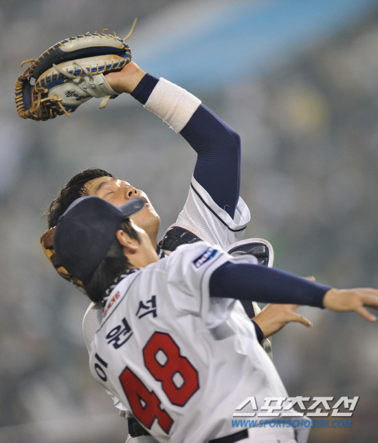 
	2010.10.11/

11�� ��ǿ��� ���� ���ξ߱� �÷��̿��� 4���� �λ�-�Ｚ ��� 7ȸ�� 2�� 1�翡�� �Ｚ �Ÿ�ö�� �Ŀ� Ÿ���� �λ� ������ ������ �̿��� 3����� �浹�ϸ� ��Ƴ��� �ִ�. 

���=������ ���� songs@sportschosun.com


