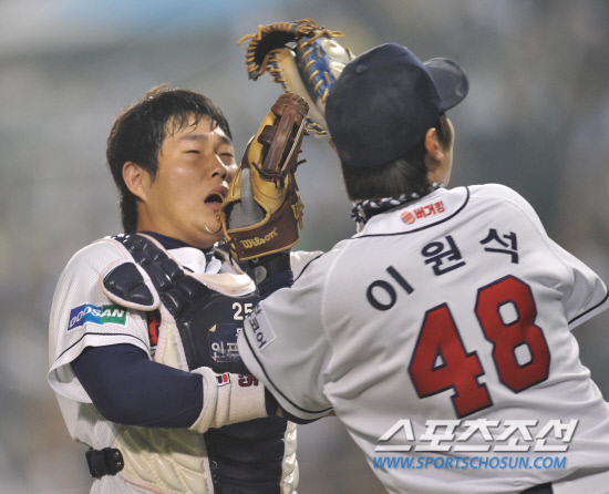 
	2010.10.11/

11�� ��ǿ��� ���� ���ξ߱� �÷��̿��� 4���� �λ�-�Ｚ ��� 7ȸ�� 2�� 1�翡�� �Ｚ �Ÿ�ö�� �Ŀ� Ÿ���� �λ� ������ ������ �̿��� 3����� �浹�ϸ� ��Ƴ��� �ִ�. 

���=������ ���� songs@sportschosun.com


