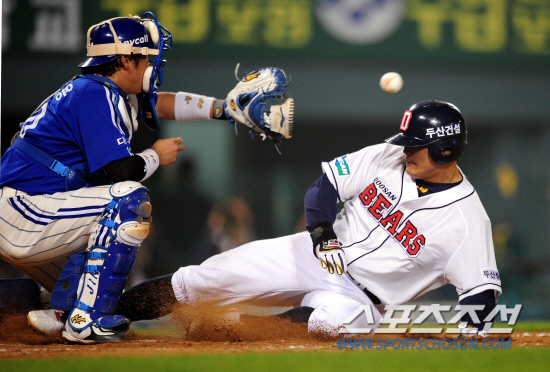 
	2010,10,11

PO 4���� �λ�-�Ｚ

�λ� �赿�ְ� �Ｚ ���� �������� ö�� ����ŷ�� ������ �ݾ���.

11�� ��ǿ��� ������ �λ�� �Ｚ�� PO 4���� 6ȸ�� 1�� 1,2�翡�� 2������ �赿�ְ� �ս����� ����Ÿ �� Ȩ���� �پ� ������� �������� ��Ƽ�� �ִ� ���÷���Ʈ�� ���� ���� �ƿ��ǰ� ���Ҵ�. �赿�ְ� �ƿ������� ������ ������ ������ �ֽ��� Ȩ�÷���Ʈ�� ����Ű�� �ƿ��� Ȯ�ν��� �־���. 

���=������ ���� basser@sportschosun.com


