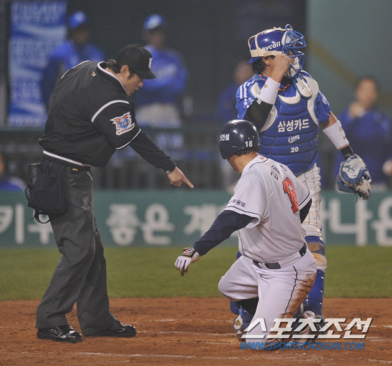 
	����������

2010�� 10�� 11��

11�� ��ǿ��� ���� �Ｚ�� �λ��� �÷��̿��� 4�������� 6ȸ�� 1�� 1,2�缭 2������ �赿�ְ� �ս����� ��Ÿ�� ������ ���� Ȩ�� �������� ���� �������� ȯ���� ����ŷ�� �ƿ��ǰ� �ִ�. ������ �ֽ�(����)�� Ȩ ���̽��� ����Ű�� �ִ�.

���= ���� ���� kyungmin@sportschosun.com


