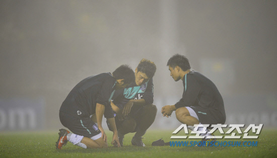 
	���������� 2010.10.11.



 

11�� ���� NFC���� �������� �Ϸ� �յΰ� �����Ʒ��� ��ģ��, �̿�ǥ ��û�� �ּ���(���ʺ���)�� ���� ������ ������ �����ϰ� �ִ�.

����NFC=�����ʱ��� young@sportschosun.com


