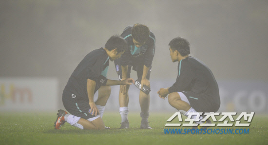 
	���������� 2010.10.11.



 

11�� ���� NFC���� �������� �Ϸ� �յΰ� �����Ʒ��� ��ģ��, �̿�ǥ ��û�� �ּ���(���ʺ���)�� ���� ������ ������ �����ϰ� �ִ�.

����NFC=�����ʱ��� young@sportschosun.com


