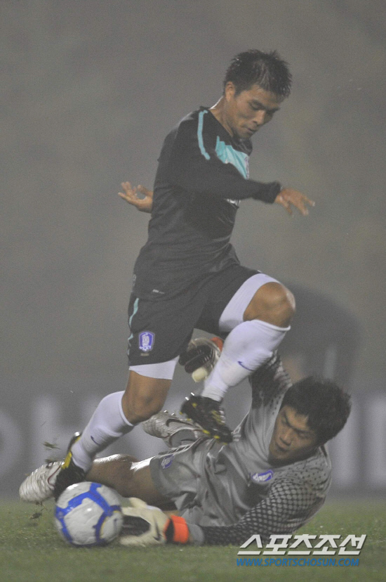 
	���������� 2010.10.11.



 

���� �������� ���������� ������ �ּ����� ��Ű���� ��ź��ũ�� ��ġ�� �������� �İ���� �ִ�.  11�� ���� NFC���� �������� �Ϸ� �յΰ� �Ʒÿ��� �������ó�� �Ҳ�Ƣ��� ������⸦ �ߴ�. 

����NFC=�����ʱ��� young@sportschosun.com


