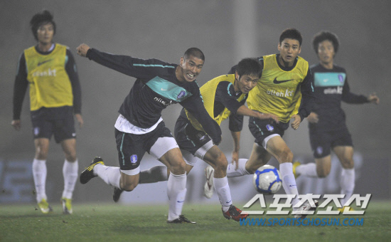 
	���������� 2010.10.11.



 

���θ��� �̿�ǥ�� ������ũ�� ��ġ�� ���� ������ ���������ϰ� �ִ�. 11�� ���� NFC���� �������� �Ϸ� �յΰ� �Ʒÿ��� �������ó�� �Ҳ�Ƣ��� ������⸦ �ߴ�. 

����NFC=�����ʱ��� young@sportschosun.com


