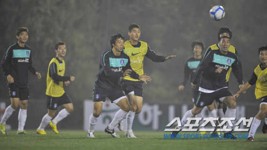 
	���������� 2010.10.11.



 

11�� ���� NFC���� �ռ� �Ʒ��� �� �Ϻ��� �ڵ庼 �н� �Ʒ�ó�� �±�����鵵 �ڵ庼 �н� �Ʒ����� ������ ������. 

����NFC=�����ʱ��� young@sportschosun.com


