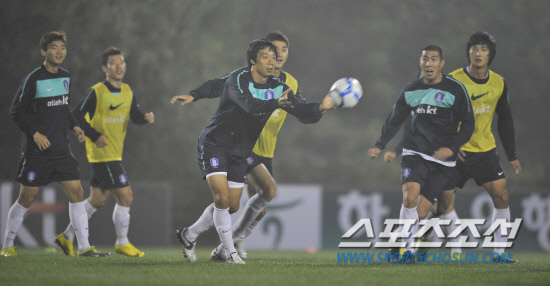 
	���������� 2010.10.11.



 

11�� ���� NFC���� �ռ� �Ʒ��� �� �Ϻ��� �ڵ庼 �н� �Ʒ�ó�� �±�����鵵 �ڵ庼 �н� �Ʒ����� ������ ������. 

����NFC=�����ʱ��� young@sportschosun.com


