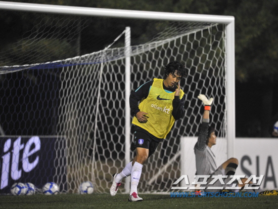 
	���������� 2010.10.11.



 

���ֿ��� ��ƮƮ���� �÷ȴ�. 11�� �������� �Ϸ� �յΰ� ����NFC���� ������ ������⿡�� ���� 3���� ��Ʈ�� ������ �¸� û��ȣ�� �����ߴ�.  

����NFC=�����ʱ��� young@sportschosun.com


