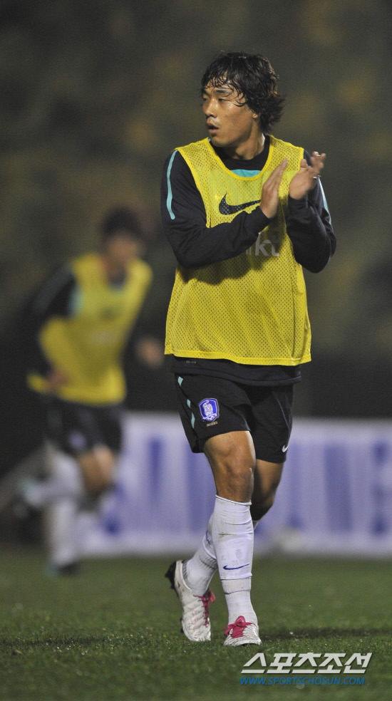 
	���������� 2010.10.11.



 

���ֿ��� ��ƮƮ���� �÷ȴ�. 11�� �������� �Ϸ� �յΰ� ����NFC���� ������ ������⿡�� ���� 3���� ��Ʈ�� ������ �¸� û��ȣ�� �����ߴ�.  

����NFC=�����ʱ��� young@sportschosun.com


