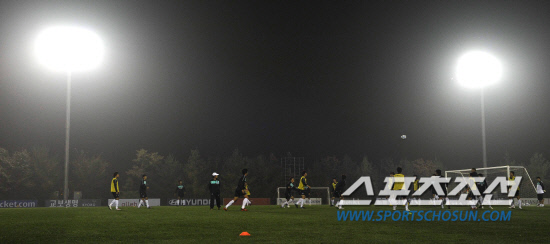 
	���������� 2010.10.11.



 

11�� ���� NFC���� �������� �Ϸ� �յΰ� �±��������  �Ȱ��� �� �ӿ��� ���� ������⸦ �ϰ� �ִ�.

����NFC=�����ʱ��� young@sportschosun.com


