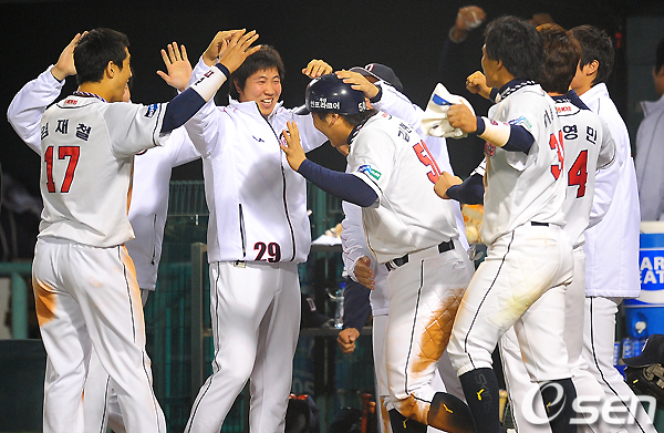 
	[����]ȯȣ�ϴ� �λ�, '����! �� �Ͼ���'
