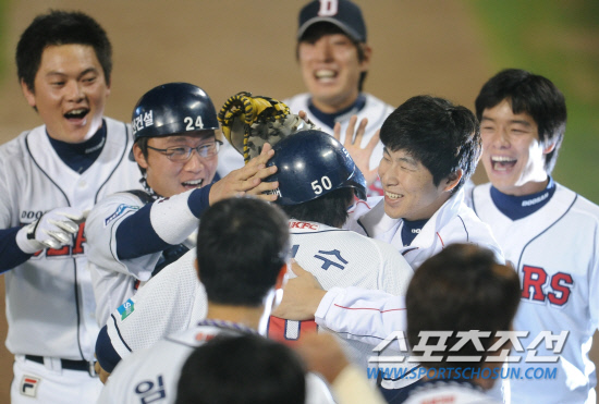 
	11�� ��ǿ��� ���� ���ξ߱� �÷��̿��� 4���� �λ�� �Ｚ�� ��⿡�� 

7�� 2�� 1,2�� �̿����� ��Ÿ�� 2������ �������� Ȩ�⵵ ������ �ǰ� �ִ�.

���=�ֹ��� ���� deer@sportschosun.com


