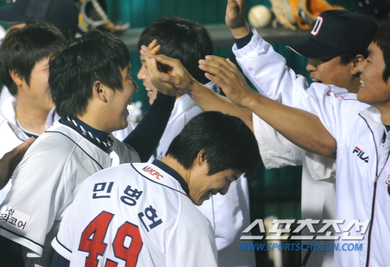 
	11�� ��ǿ��� ���� ���ξ߱� �÷��̿��� 4���� �λ�� �Ｚ�� ��⿡�� 

7�� 2�� 1,2�� �̿����� ��Ÿ�� 2������ �������� Ȩ�⵵ ������ �ǰ� �ִ�.

���=�ֹ��� ���� deer@sportschosun.com


