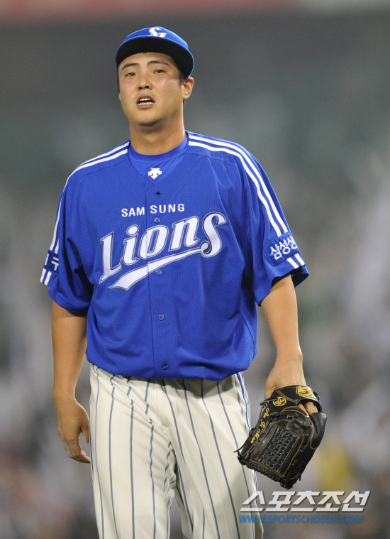 
	2010.10.11/

11�� ��ǿ��� ���� ���ξ߱� �÷��̿��� 4���� �λ�-�Ｚ ��� 7ȸ�� ���������� �Ｚ �������� ���������� 2Ÿ�� ����Ÿ�� ����ϴ� �� ������ ���̸� 7��7 ������ ����ϰ� ����带 �������� �ִ�.

���=������ ���� songs@sportschosun.com


