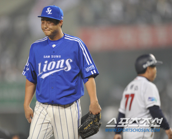 
	2010.10.11/

11�� ��ǿ��� ���� ���ξ߱� �÷��̿��� 4���� �λ�-�Ｚ ��� 7ȸ�� ���������� �Ｚ �������� ���������� 2Ÿ�� ����Ÿ�� ����ϴ� �� ������ ���̸� 7��7 ������ ����ϰ� ����带 �������� �ִ�.

���=������ ���� songs@sportschosun.com


