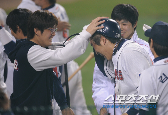 
	����������

2010�� 10�� 11��

11�� ��ǿ��� ���� �Ｚ�� �λ��� �÷��̿��� 4�������� 7ȸ�� 2�� 1,2�缭 �̿����� 2��Ÿ�� Ȩ�� ���� ������(����)�� ���ƿ����� �輱���� ���ϸ� �ް� �ִ�.

���= ���� ���� kyungmin@sportschosun.com


